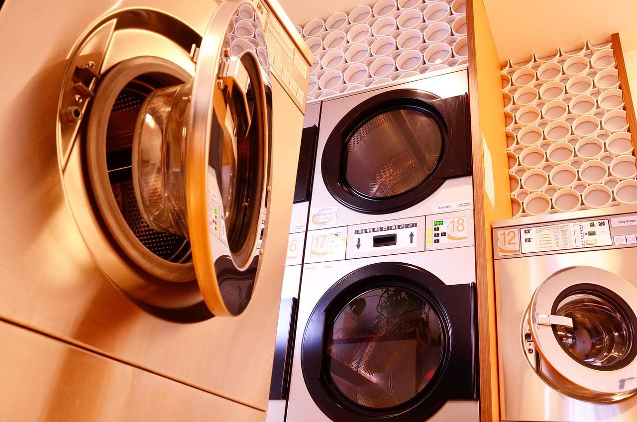 Commercial washing machines and tumble dryers in a laundry
